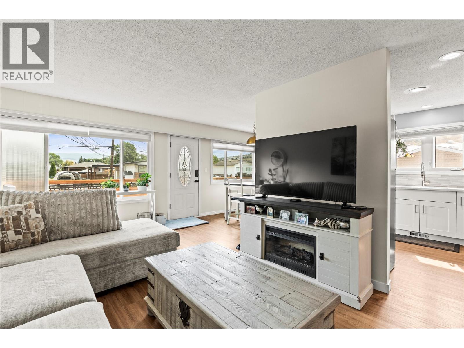 4400 15 Avenue, Vernon, BC - Indoor Photo Showing Living Room