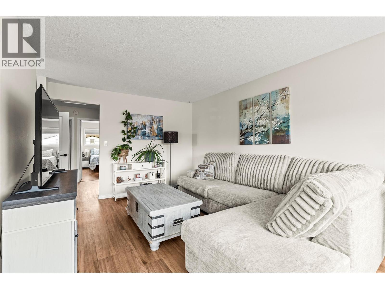 4400 15 Avenue, Vernon, BC - Indoor Photo Showing Living Room