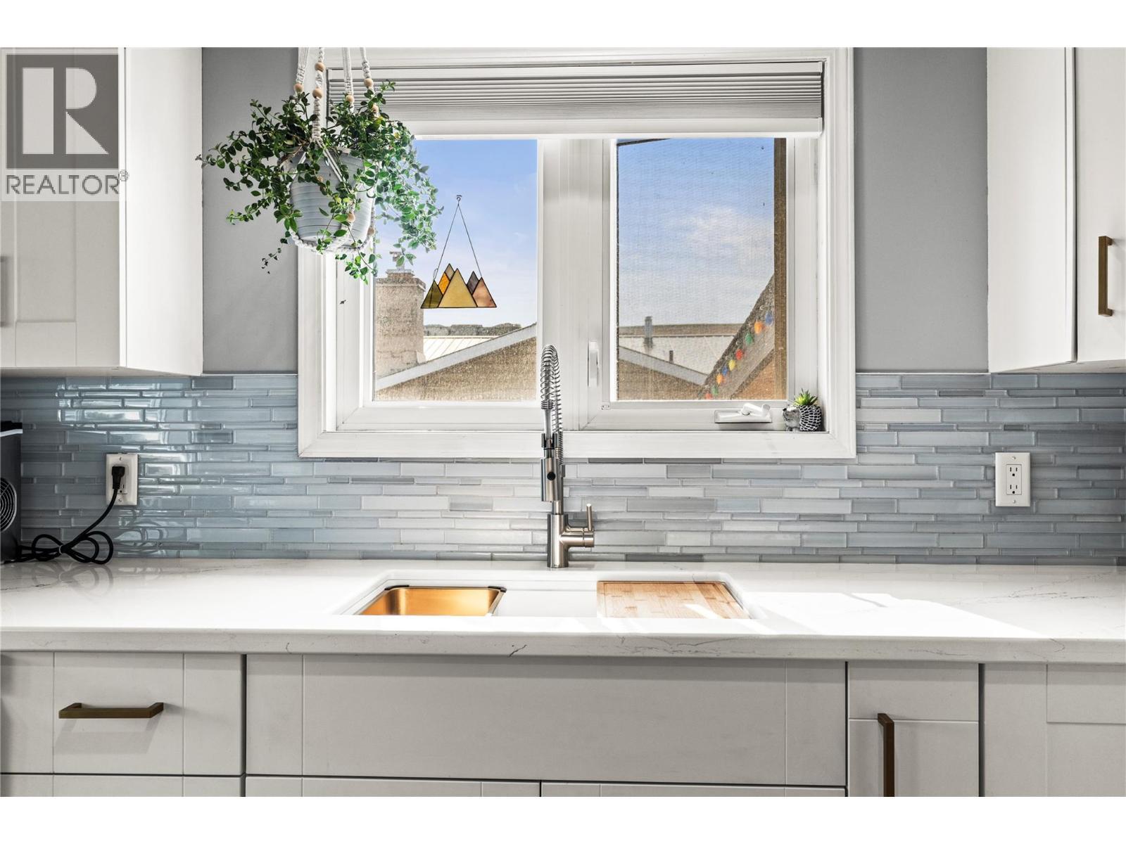 4400 15 Avenue, Vernon, BC - Indoor Photo Showing Kitchen With Upgraded Kitchen
