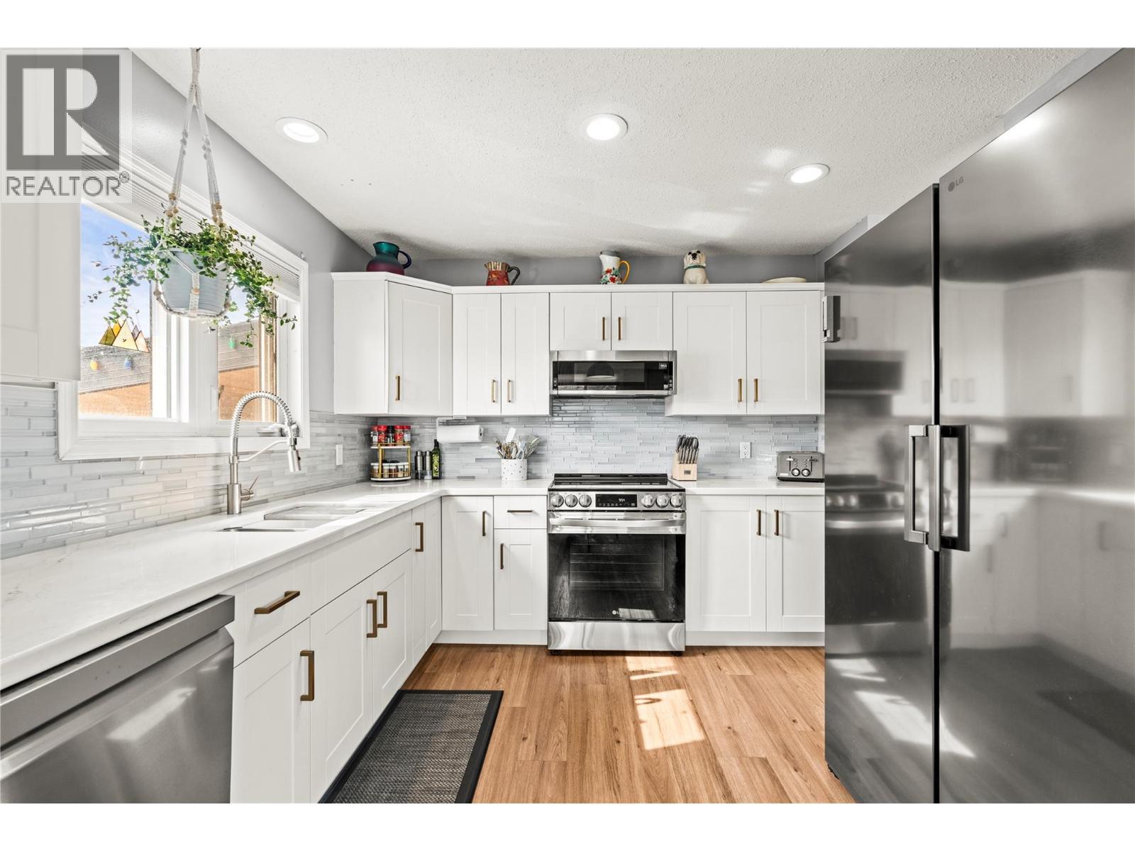 4400 15 Avenue, Vernon, BC - Indoor Photo Showing Kitchen With Upgraded Kitchen