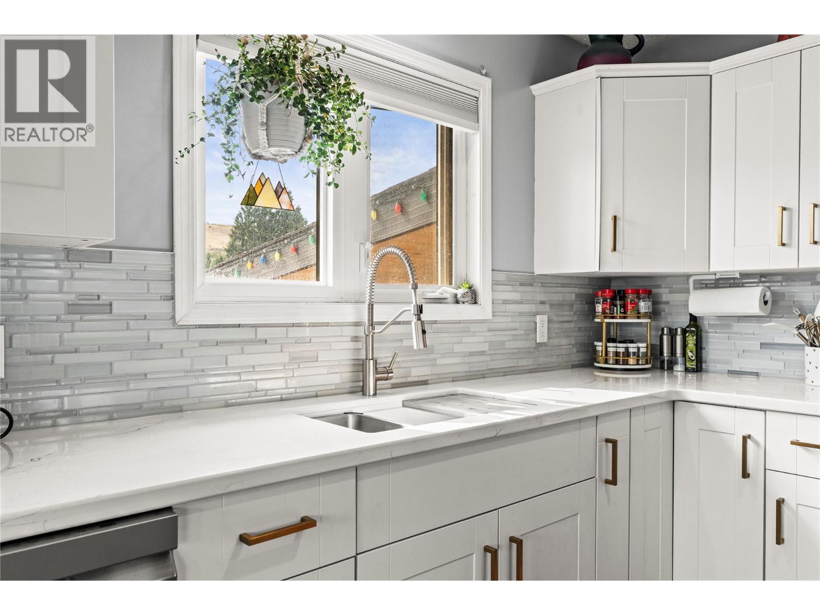 4400 15 Avenue, Vernon, BC - Indoor Photo Showing Kitchen With Upgraded Kitchen