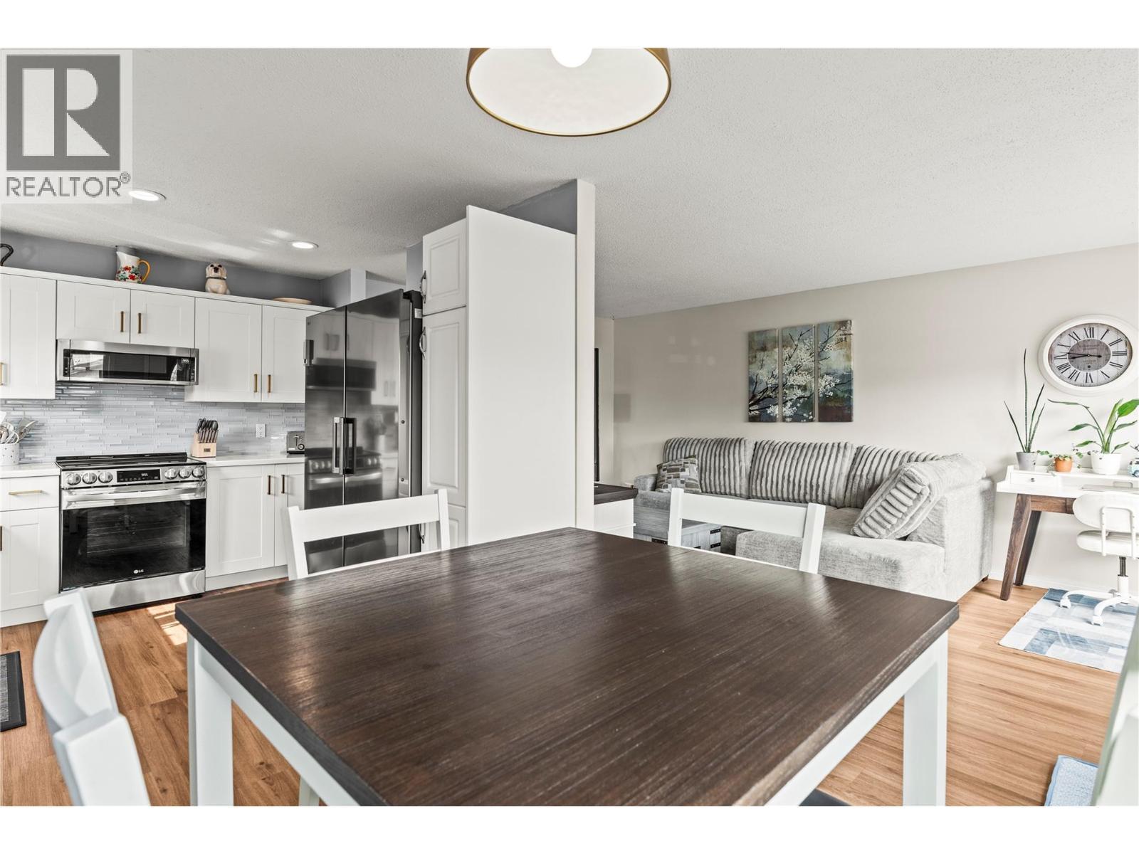 4400 15 Avenue, Vernon, BC - Indoor Photo Showing Kitchen