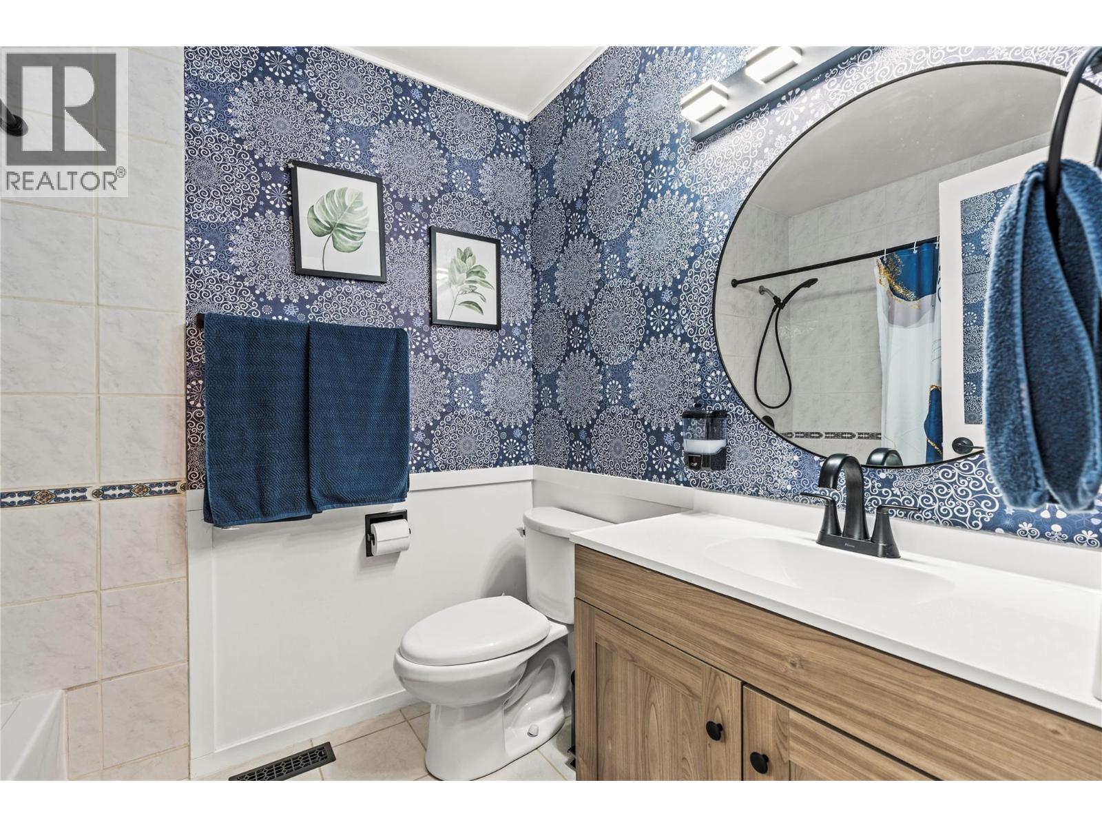 4400 15 Avenue, Vernon, BC - Indoor Photo Showing Bathroom