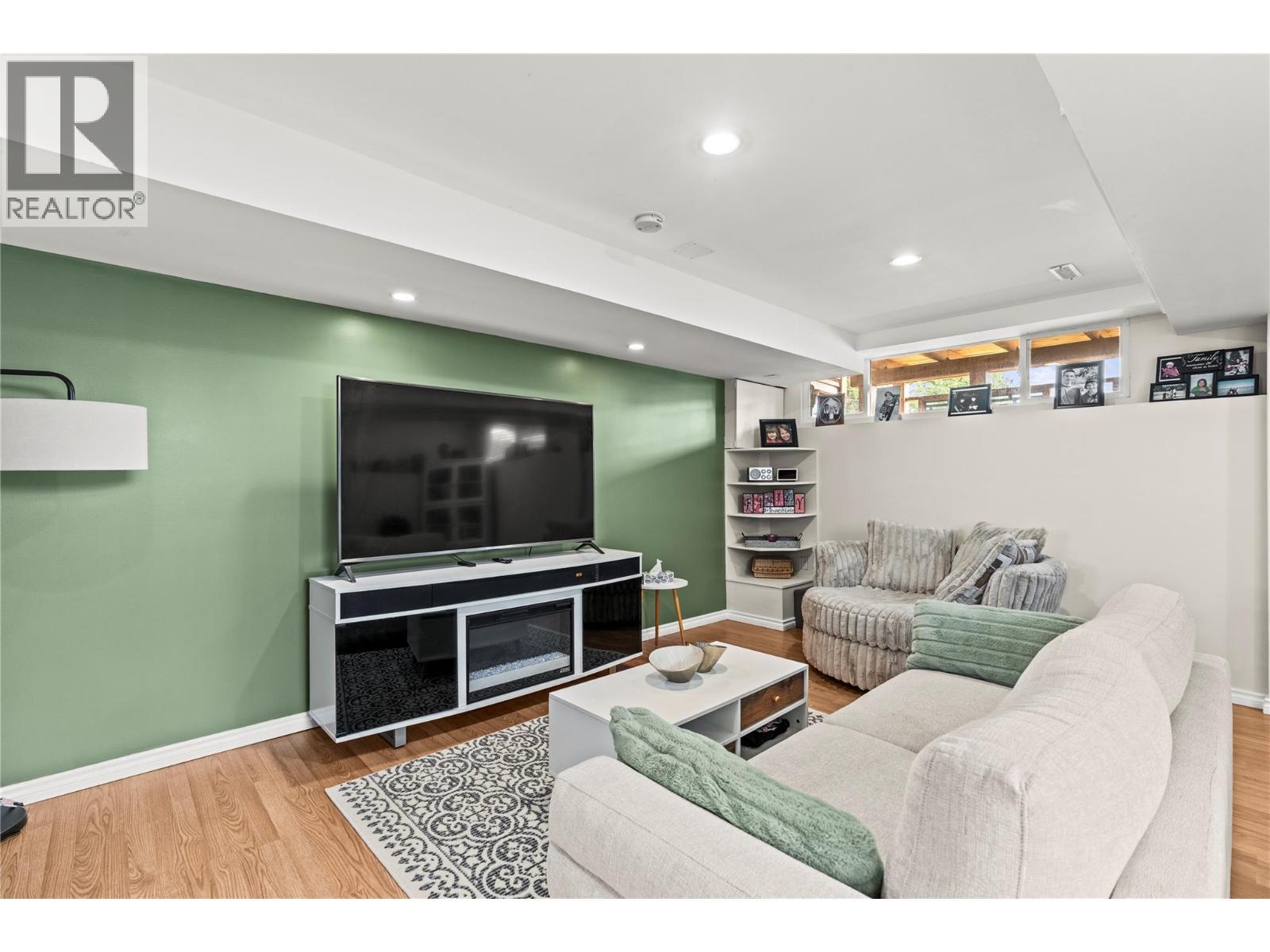 4400 15 Avenue, Vernon, BC - Indoor Photo Showing Living Room