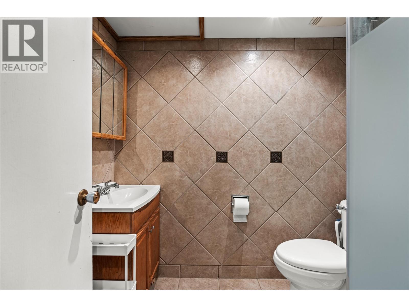 4400 15 Avenue, Vernon, BC - Indoor Photo Showing Bathroom