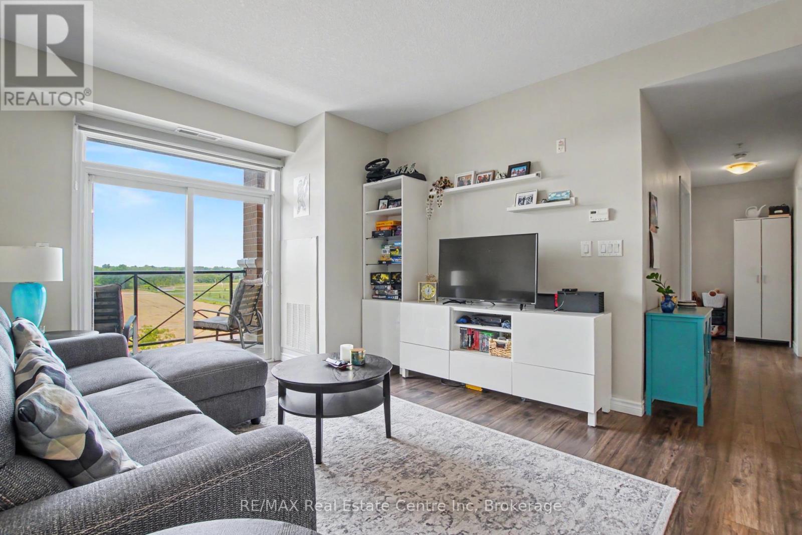 410 - 2 Colonial Drive, Guelph (Pineridge/Westminster Woods), ON - Indoor Photo Showing Living Room