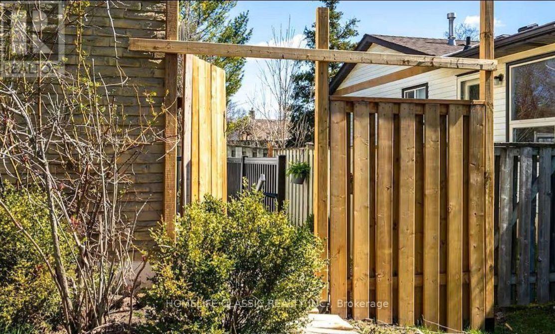 583 Elliott Crescent, Milton, ON - Outdoor