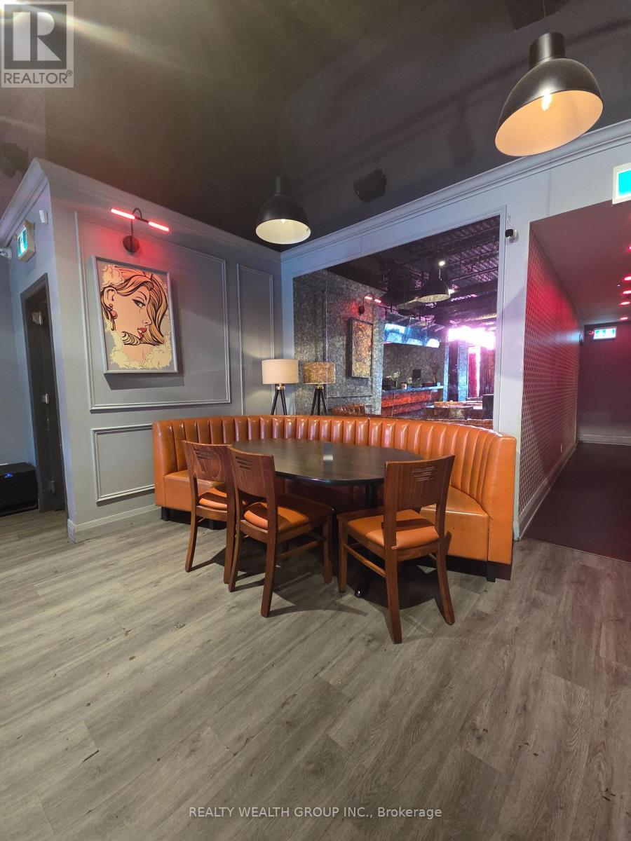 211 - 9737 Yonge Street, Richmond Hill, ON