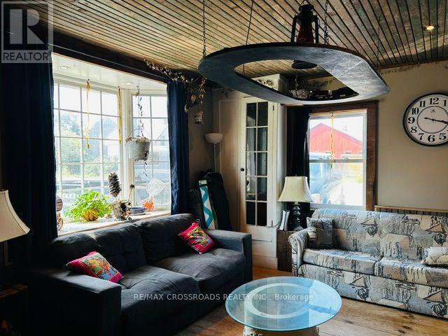 498 Eldon Station Road S, Kawartha Lakes, ON - Indoor Photo Showing Living Room
