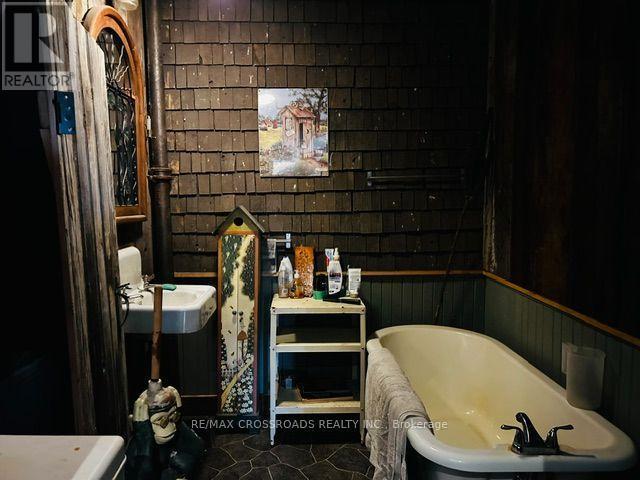 498 Eldon Station Road S, Kawartha Lakes, ON - Indoor Photo Showing Bathroom