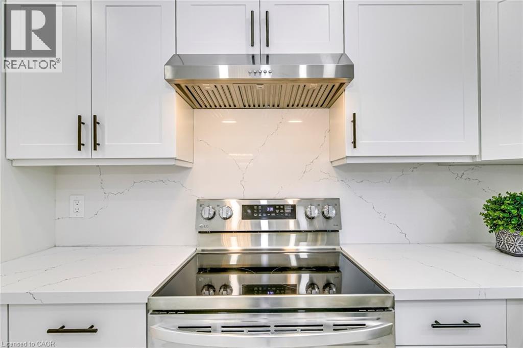 356 Dunlop Crescent, Burlington, ON - Indoor Photo Showing Kitchen