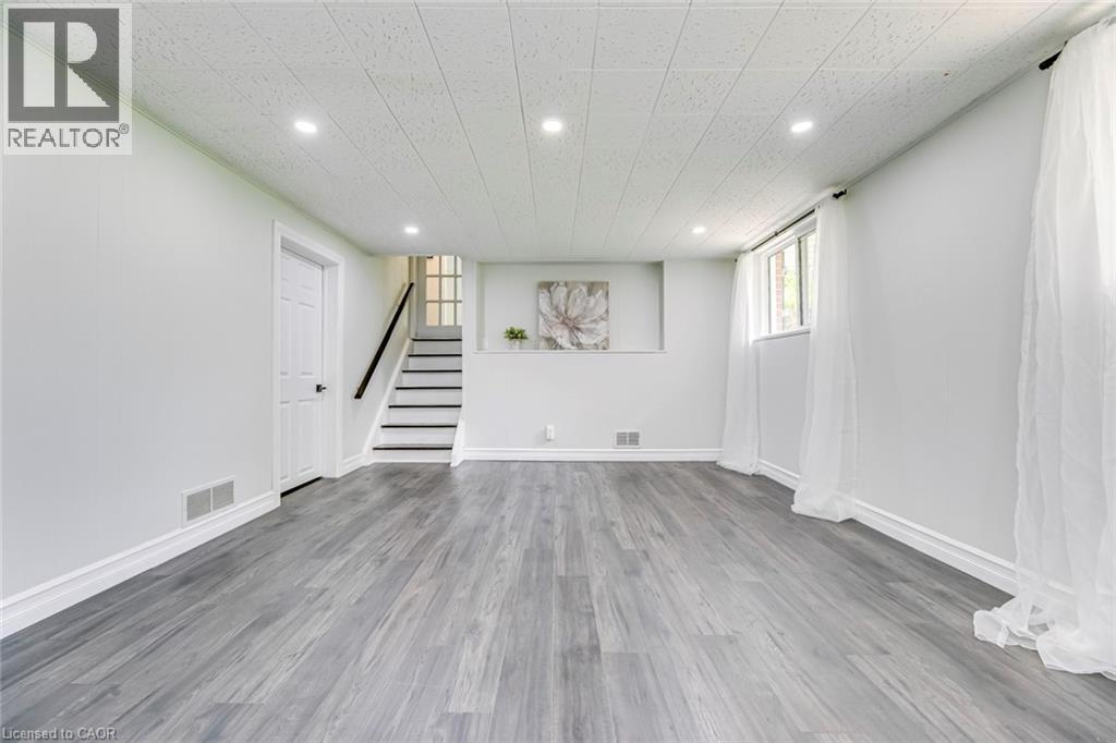 356 Dunlop Crescent, Burlington, ON - Indoor Photo Showing Other Room