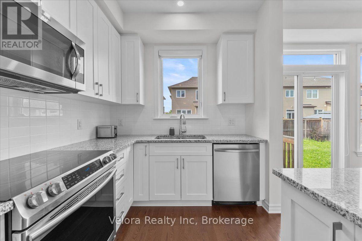 518 Vivera Place, Ottawa, ON - Indoor Photo Showing Kitchen With Upgraded Kitchen