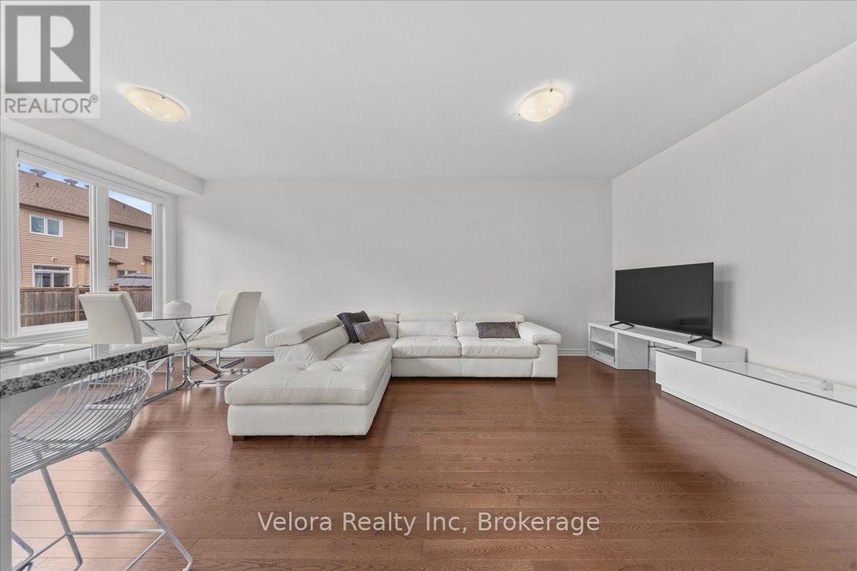 518 Vivera Place, Ottawa, ON - Indoor Photo Showing Living Room