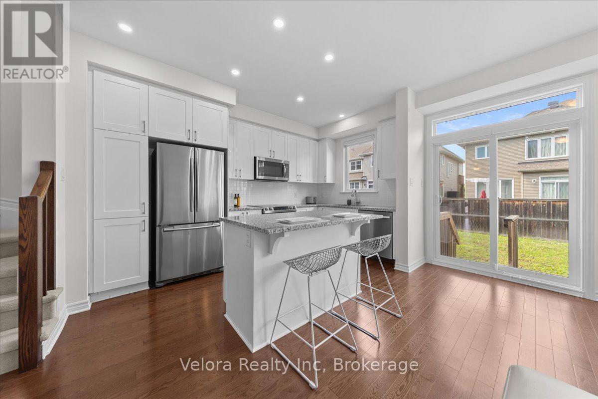 518 Vivera Place, Ottawa, ON - Indoor Photo Showing Kitchen With Upgraded Kitchen