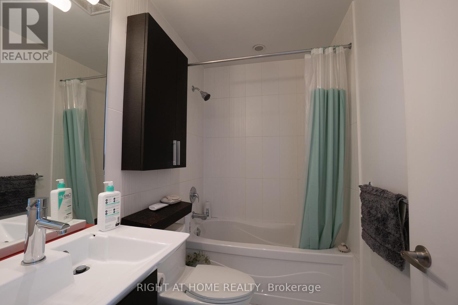 310 - 25 Capreol Court, Toronto, ON - Indoor Photo Showing Bathroom