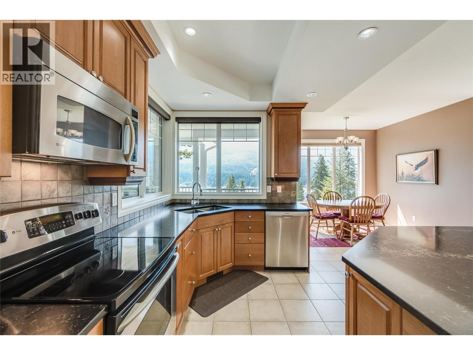 408 Balfour Heights Road, Balfour, BC - Indoor Photo Showing Kitchen With Double Sink