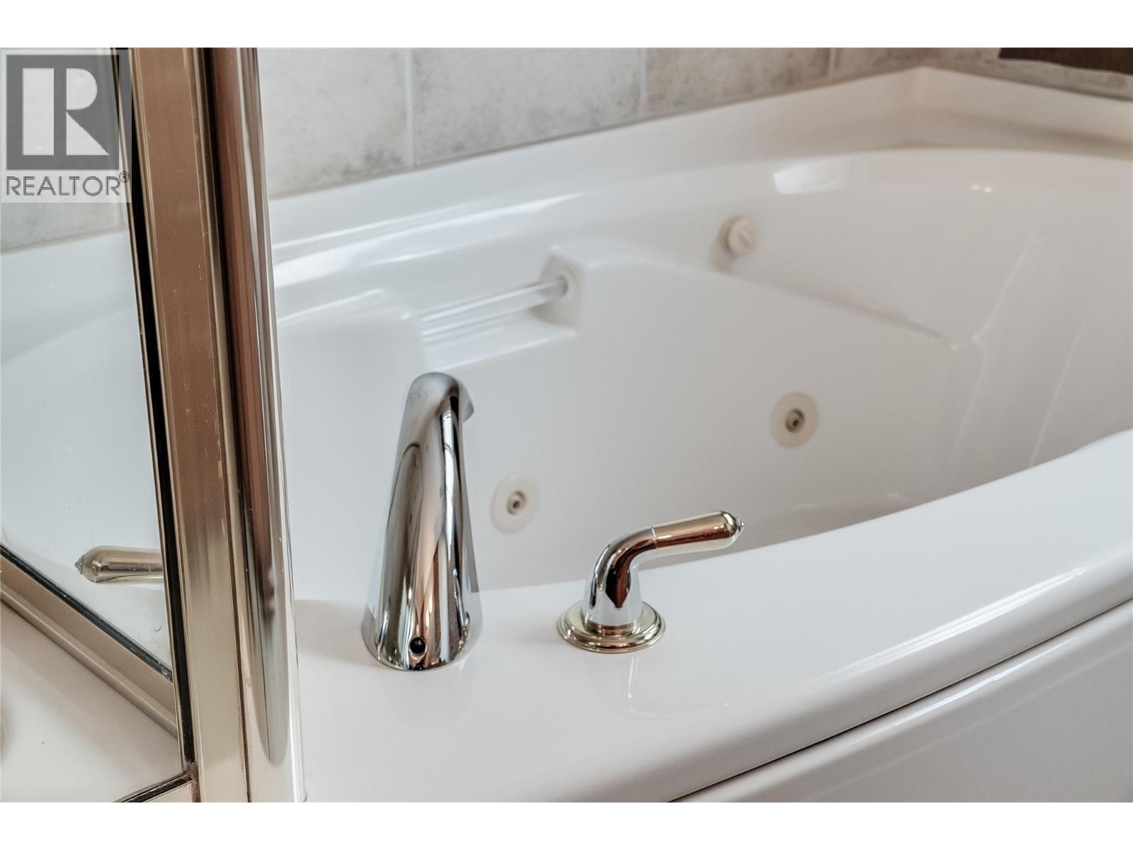 408 Balfour Heights Road, Balfour, BC - Indoor Photo Showing Bathroom