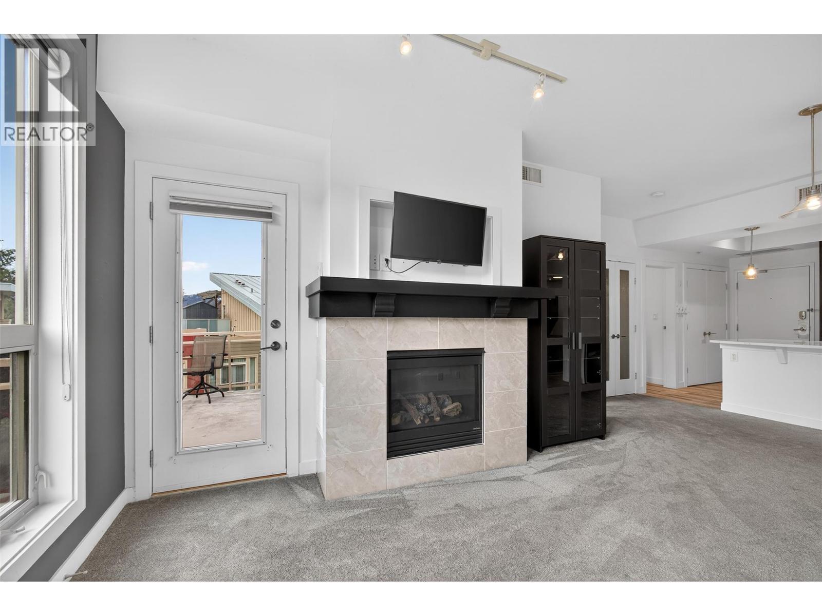 7343 Okanagan Landing Road Unit# 2402, Vernon, BC - Indoor Photo Showing Living Room With Fireplace