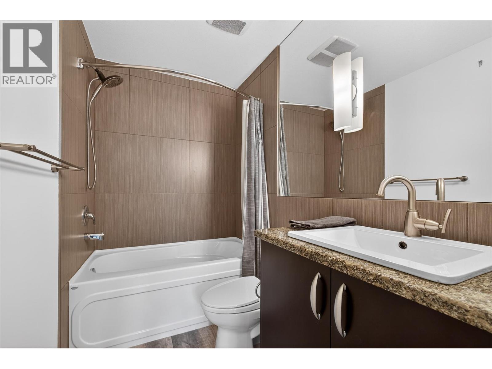 4-Piece Ensuite Featuring A Soaker Tub - 7343 Okanagan Landing Road Unit# 2402, Vernon, BC - Indoor Photo Showing Bathroom