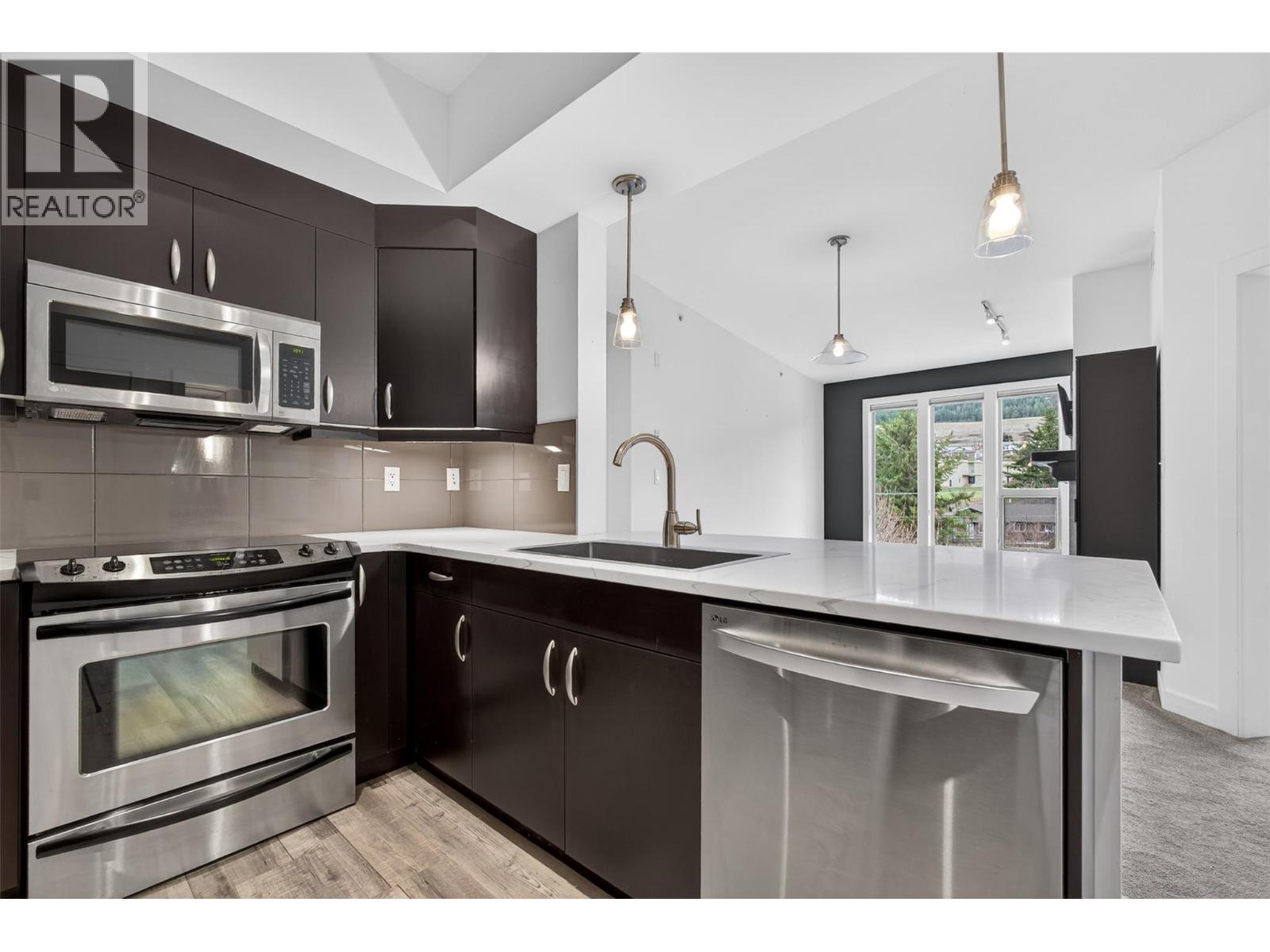 Modern, Renovated Kitchen With Sleek Finishes and Updated Appliances - 7343 Okanagan Landing Road Unit# 2402, Vernon, BC - Indoor Photo Showing Kitchen With Upgraded Kitchen