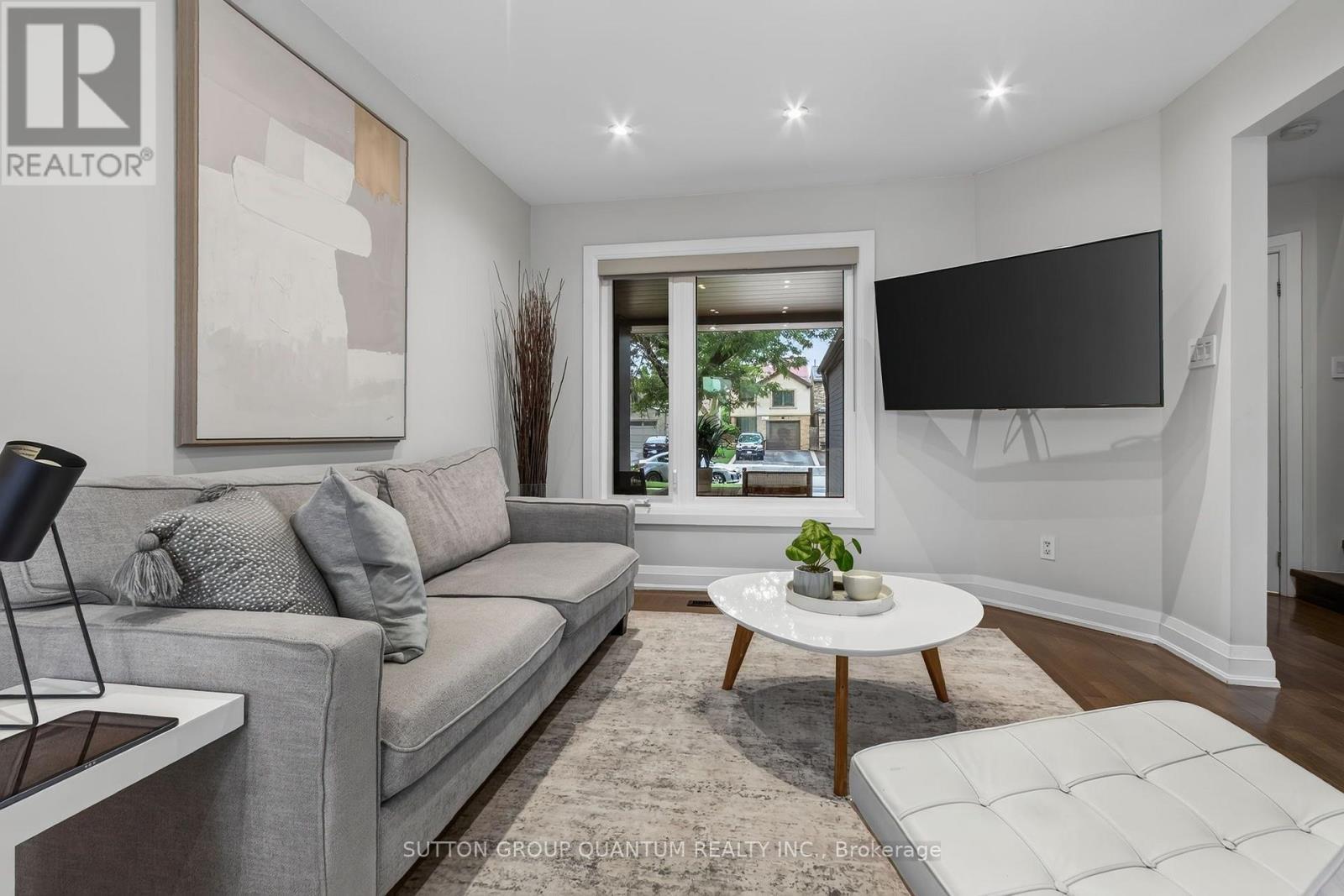 4413 Lee Drive, Mississauga, ON - Indoor Photo Showing Living Room