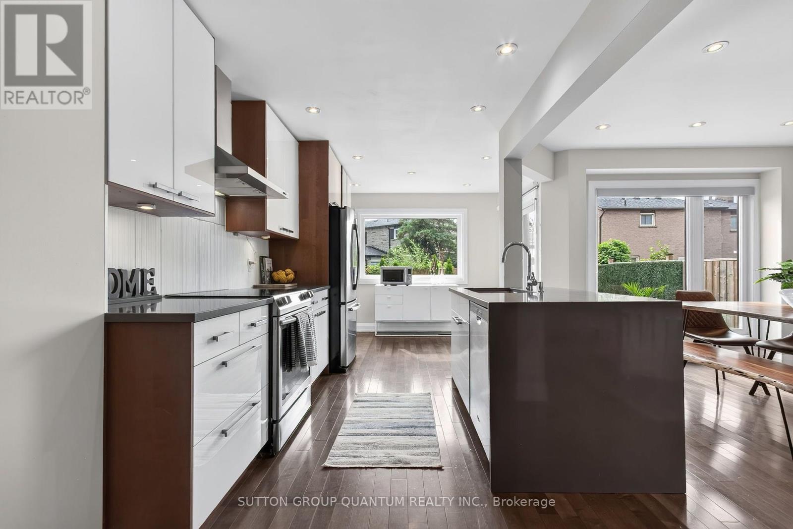 4413 Lee Drive, Mississauga, ON - Indoor Photo Showing Kitchen With Upgraded Kitchen