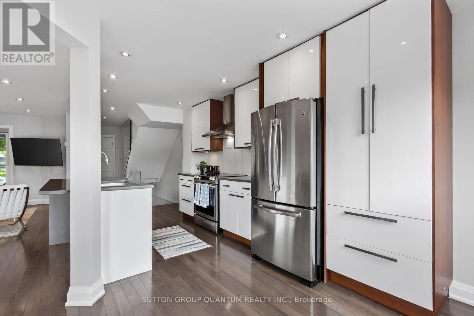 4413 Lee Drive, Mississauga, ON - Indoor Photo Showing Kitchen With Upgraded Kitchen