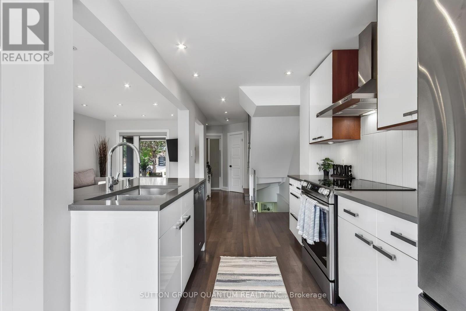 4413 Lee Drive, Mississauga, ON - Indoor Photo Showing Kitchen With Double Sink With Upgraded Kitchen