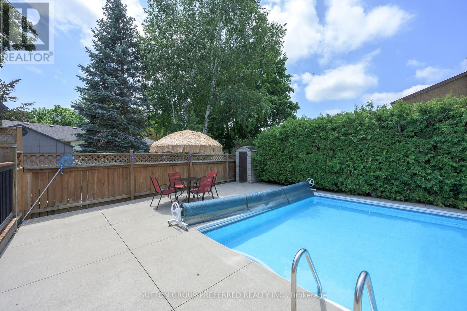 90 Glenburnie Crescent, London North (North H), ON - Outdoor With In Ground Pool With Backyard
