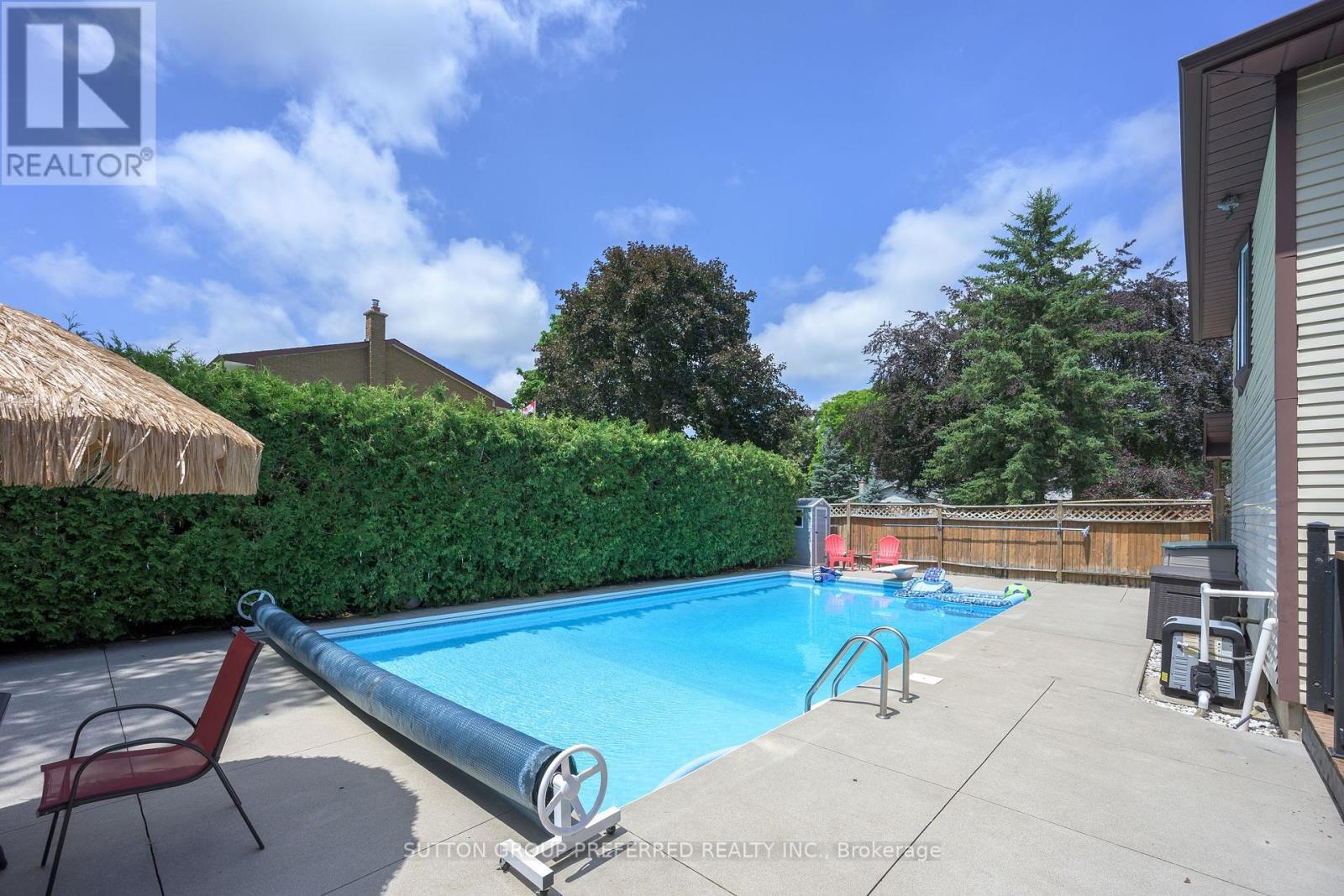 90 Glenburnie Crescent, London North (North H), ON - Outdoor With In Ground Pool With Backyard