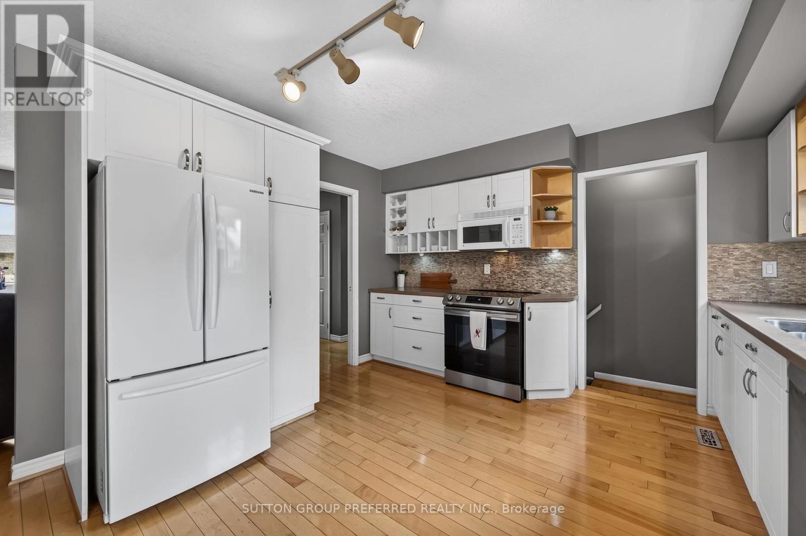 90 Glenburnie Crescent, London North (North H), ON - Indoor Photo Showing Kitchen With Upgraded Kitchen