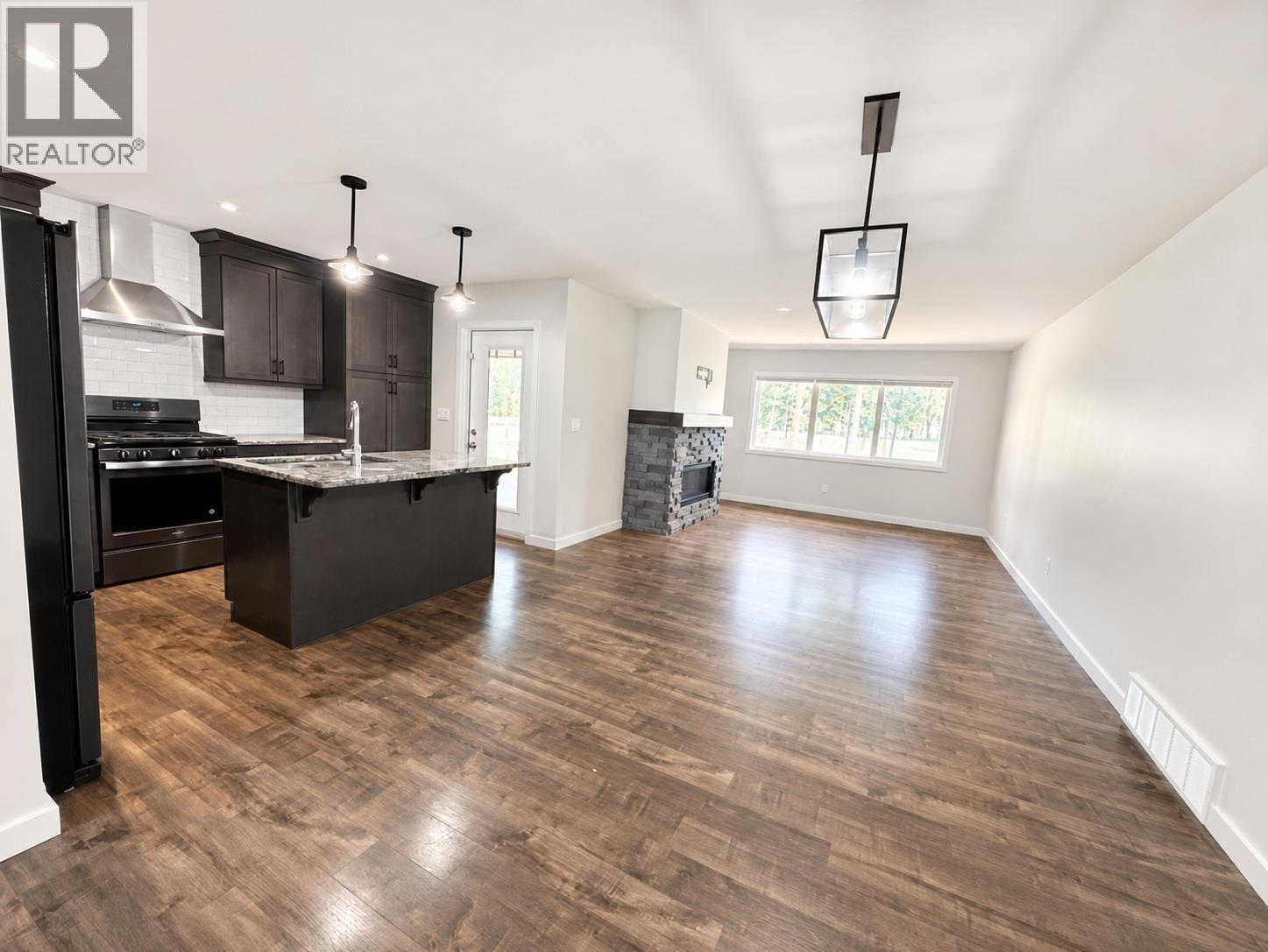 156 Shadow Mountain Boulevard, Cranbrook, BC - Indoor Photo Showing Kitchen With Upgraded Kitchen
