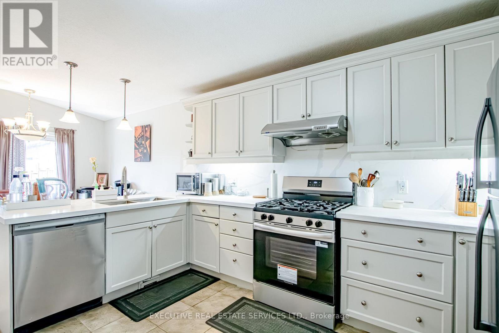 3264 Meadowgate Boulevard, London South, ON - Indoor Photo Showing Kitchen