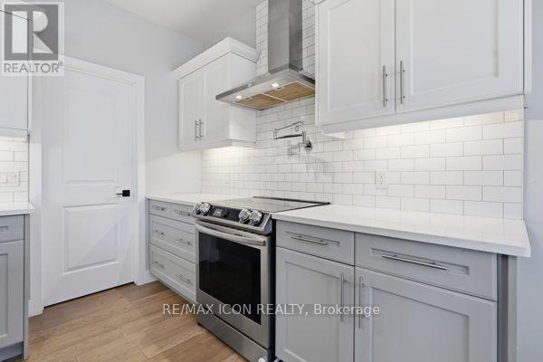 3053 Heardcreek Trail, London North (North S), ON - Indoor Photo Showing Kitchen With Upgraded Kitchen