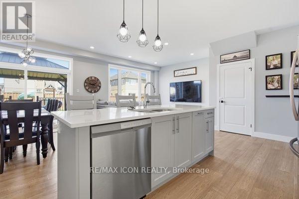3053 Heardcreek Trail, London North (North S), ON - Indoor Photo Showing Kitchen