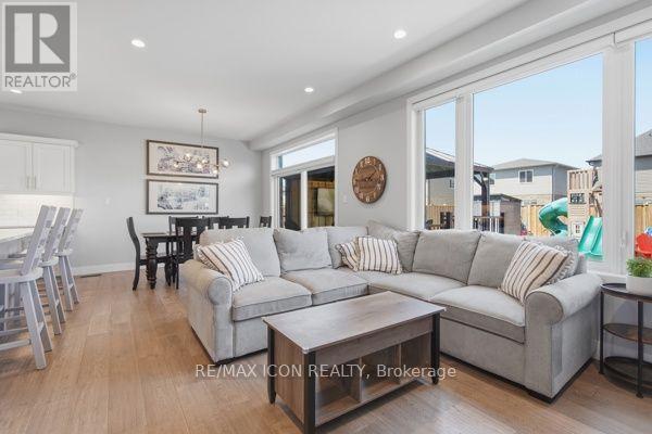 3053 Heardcreek Trail, London North (North S), ON - Indoor Photo Showing Living Room