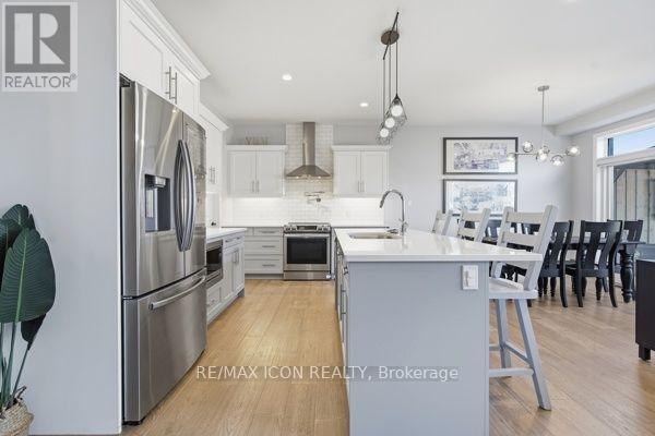 3053 Heardcreek Trail, London North (North S), ON - Indoor Photo Showing Kitchen With Upgraded Kitchen