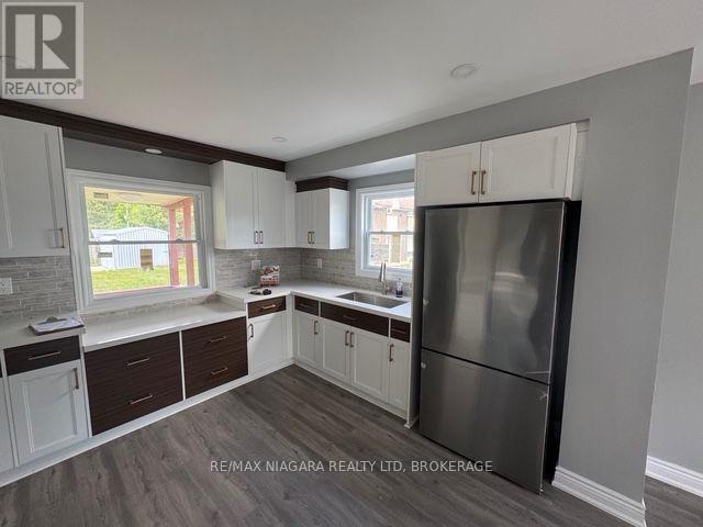 2505 Stevensville Road, Fort Erie (Stevensville), ON - Indoor Photo Showing Kitchen