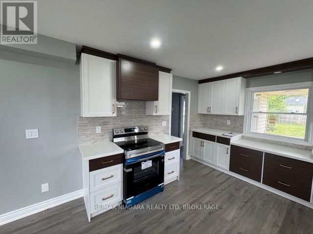 2505 Stevensville Road, Fort Erie (Stevensville), ON - Indoor Photo Showing Kitchen With Upgraded Kitchen