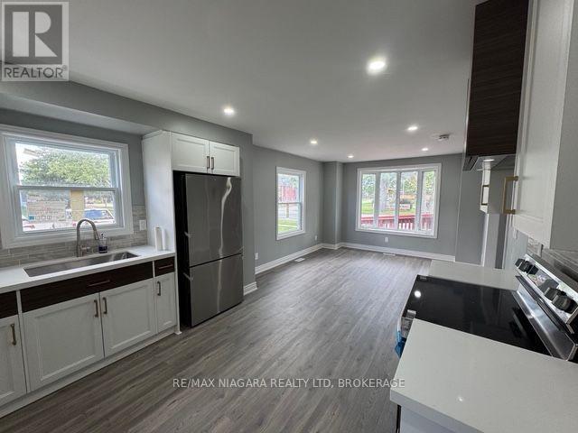 2505 Stevensville Road, Fort Erie (Stevensville), ON - Indoor Photo Showing Kitchen With Double Sink