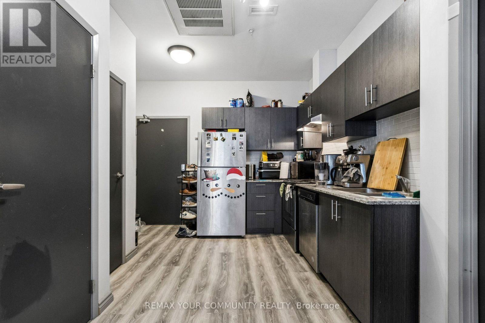 F115 - 275 Larch Street, Waterloo, ON - Indoor Photo Showing Kitchen