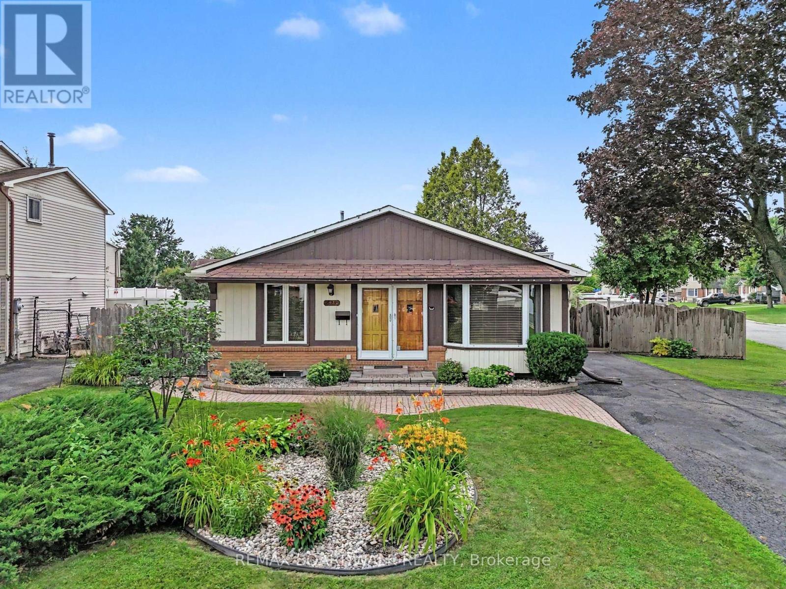 Beautifully Landscaped Front Yard - 329 Pintail Terrace, Ottawa, ON - Outdoor
