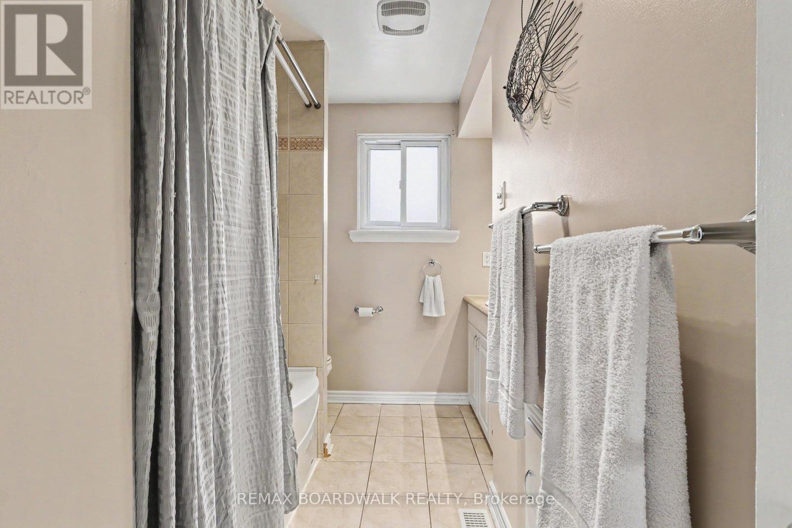 Main Level Full Bath - 329 Pintail Terrace, Ottawa, ON - Indoor Photo Showing Bathroom