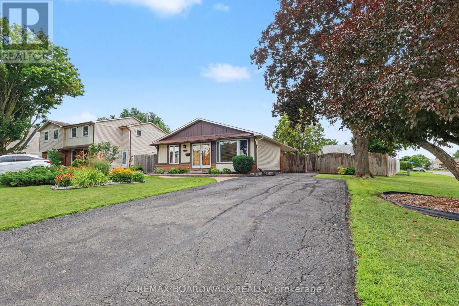 Long Private Drive - 329 Pintail Terrace, Ottawa, ON - Outdoor