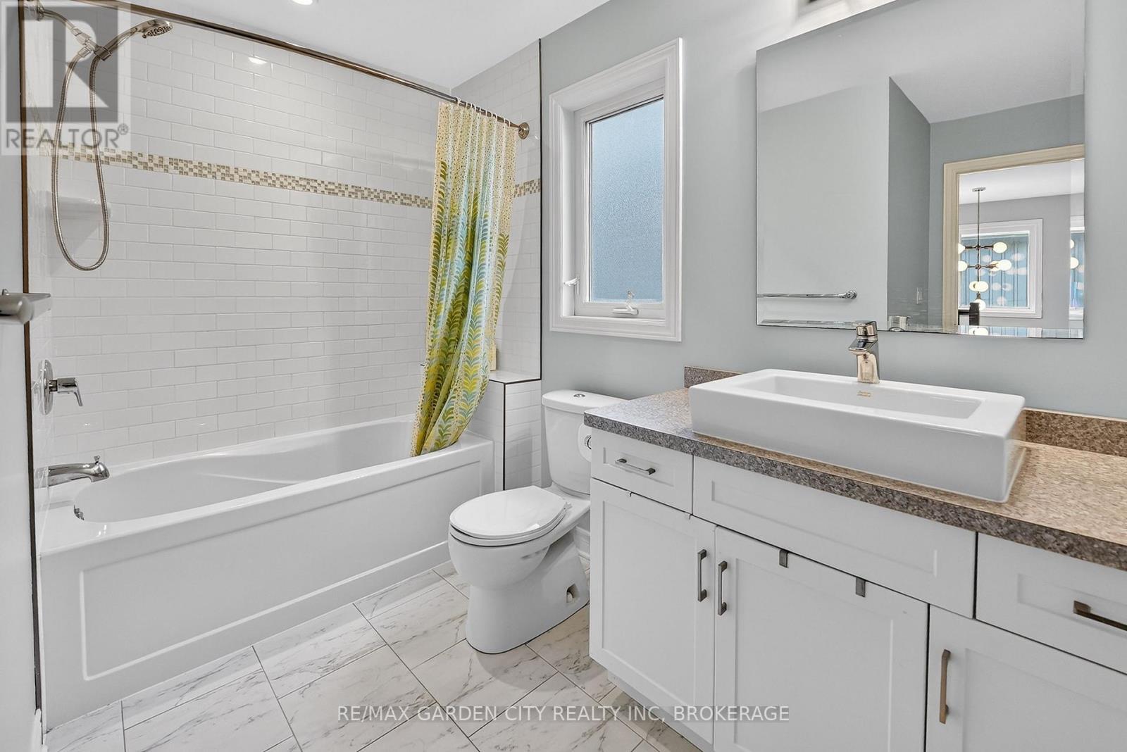 22 Riesling Drive, Niagara-On-The-Lake (Virgil), ON - Indoor Photo Showing Bathroom
