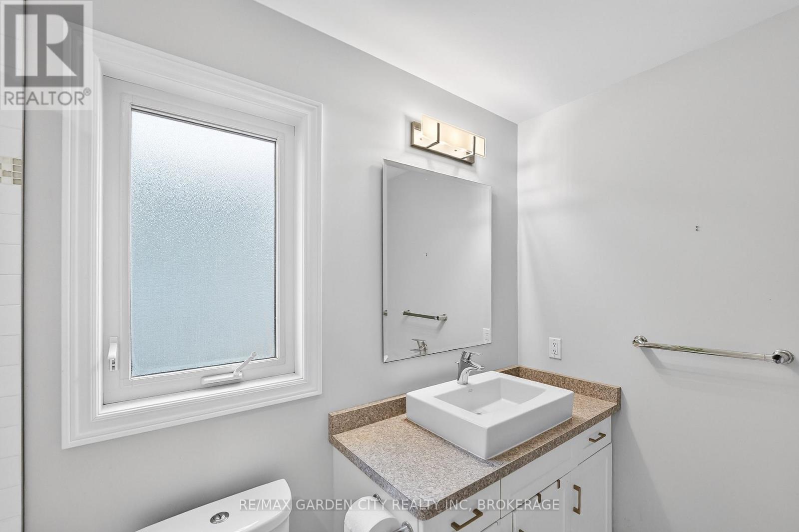 22 Riesling Drive, Niagara-On-The-Lake (Virgil), ON - Indoor Photo Showing Bathroom