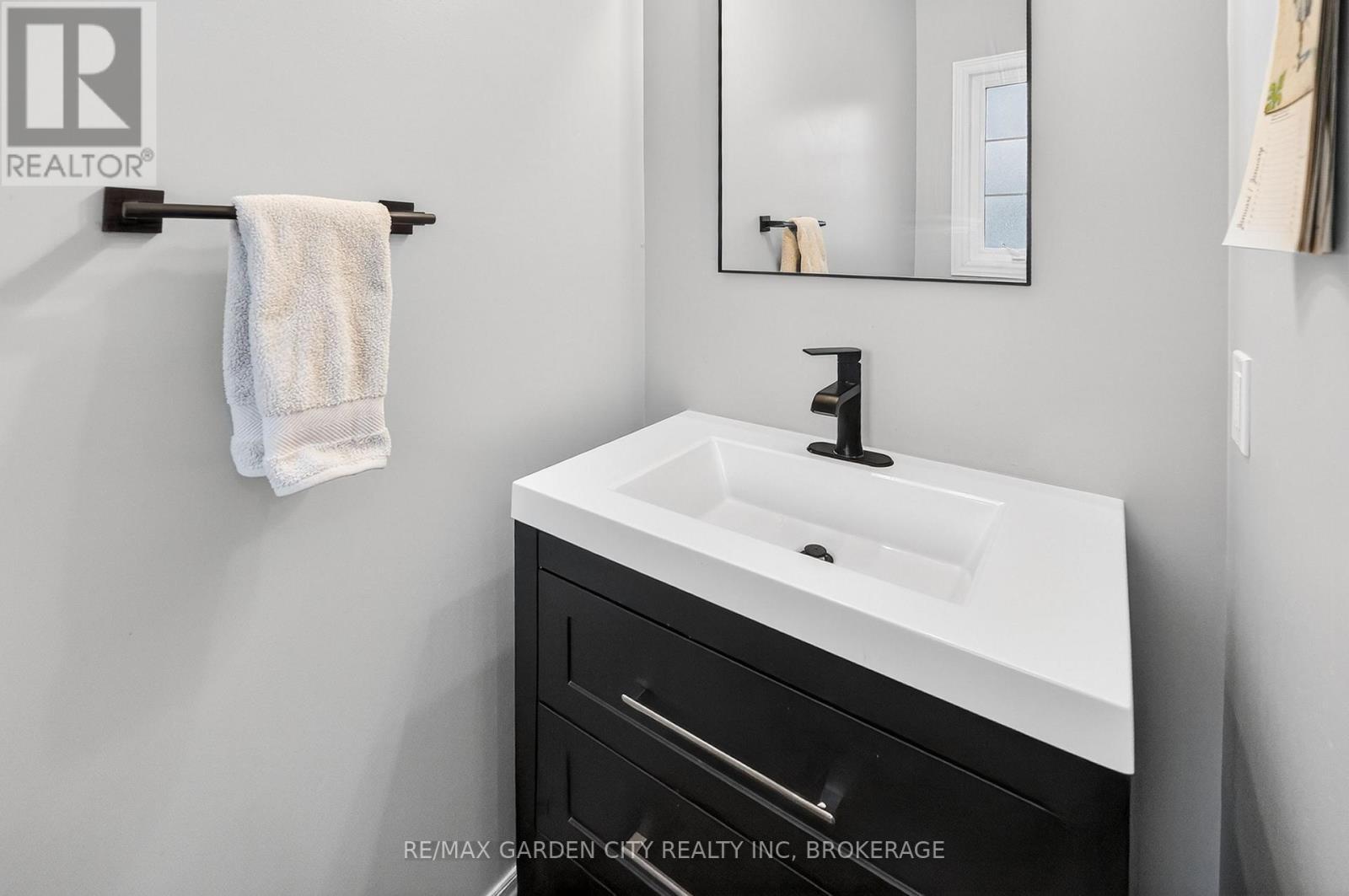 22 Riesling Drive, Niagara-On-The-Lake (Virgil), ON - Indoor Photo Showing Bathroom