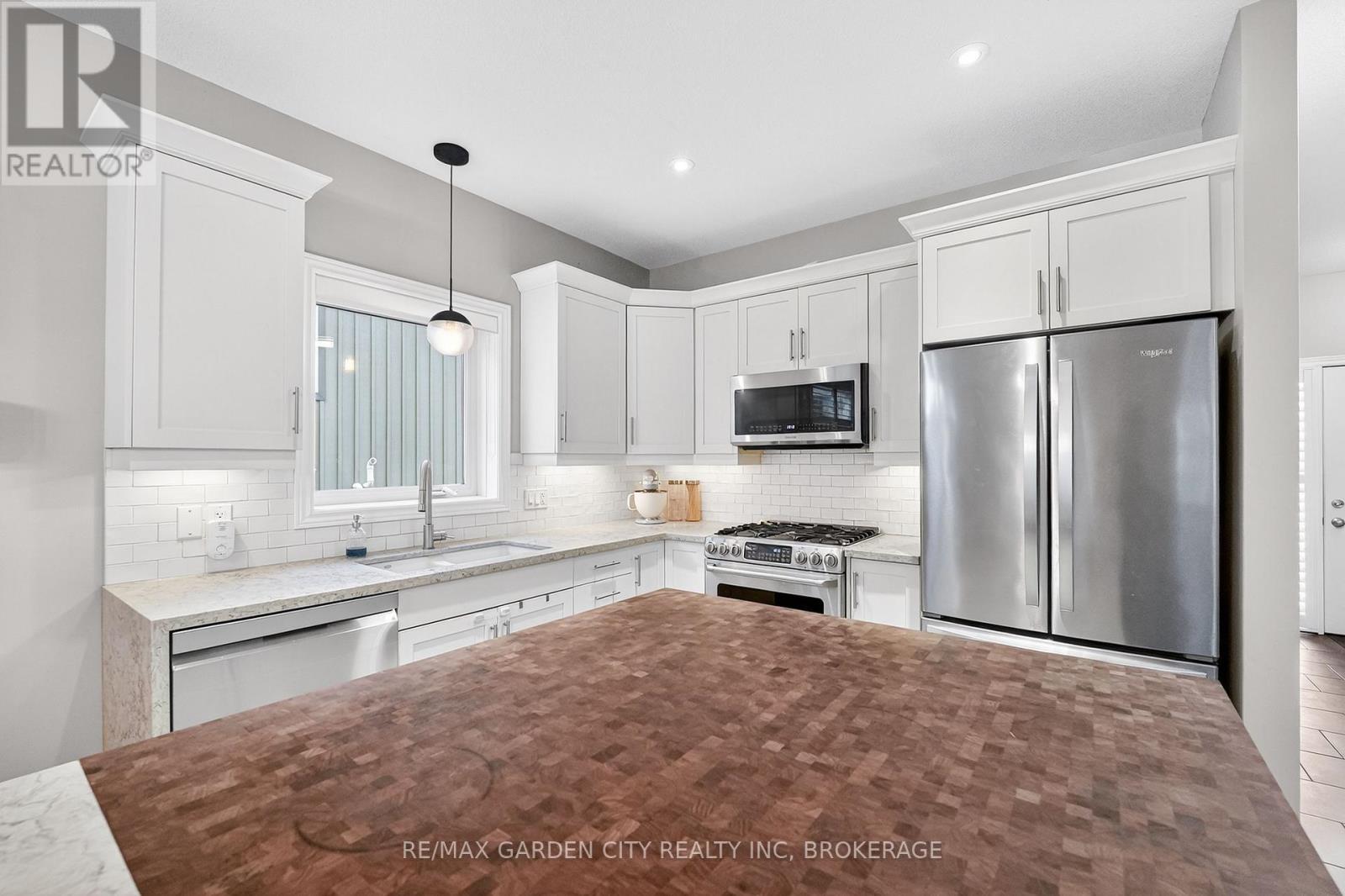 22 Riesling Drive, Niagara-On-The-Lake (Virgil), ON - Indoor Photo Showing Kitchen With Upgraded Kitchen