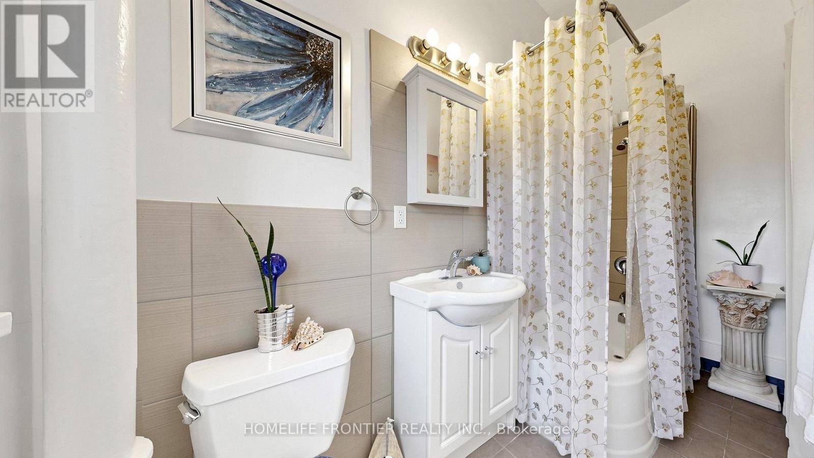 81 Richmond Street, Brantford, ON - Indoor Photo Showing Bathroom